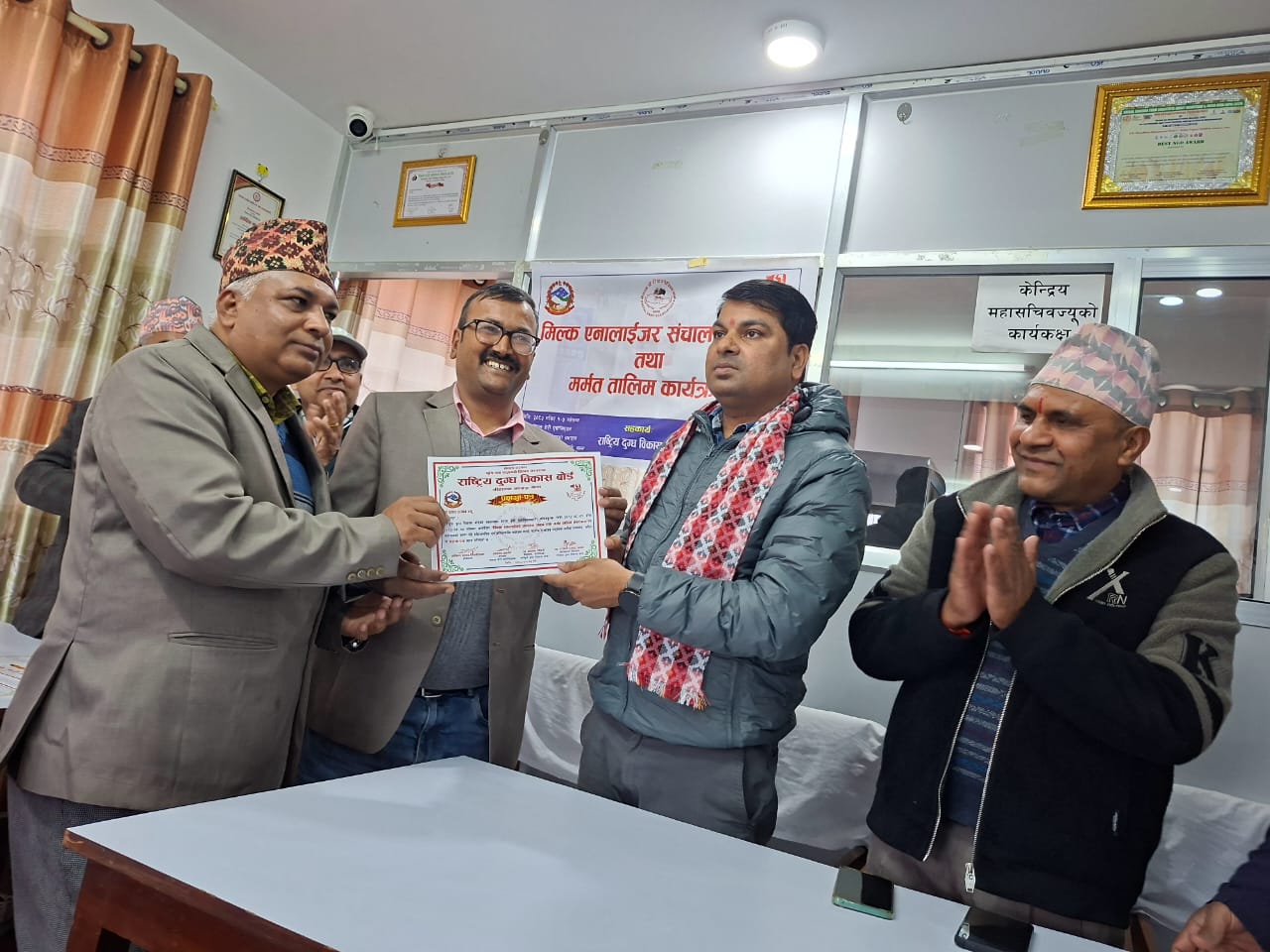 डेरी एसोसिएशनको आयोजनामा मिल्क एनालाइजर तालिम सञ्चालन,२५ प्रशिक्षार्थीले पाए व्यवहारिक शीप